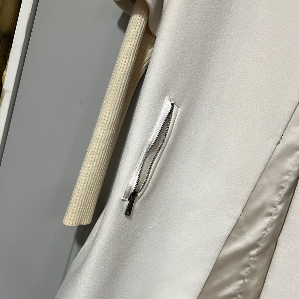 Elie Tahari Cream Cape with Textured Fabric and Wide Collar - Picture 4 of 16